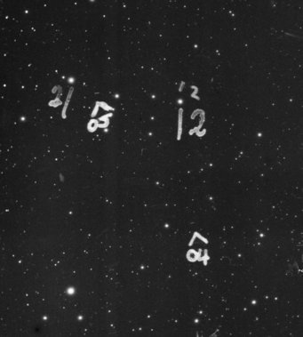 Die Asteroiden (325) Heidelberga (Markierung 05) und (175) Andromache (Markierung 04) auf einer Fotoplatte vom 27. Januar 1909, aufgenommen mit dem Bruce-Doppelastrographen der Heidelberger Landessternwarte. Historische Scharzweißaufnahme des Sternhimmels, mit einem Stift sind mehrere Objekte markiert