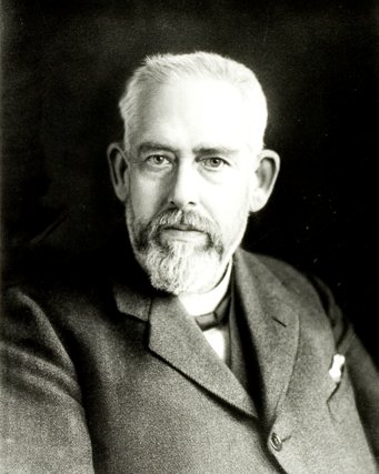 Max Wolf, langjähriger Direktor der Heidelberger Landessternwarte auf dem Königstuhl und Entdecker zahlreicher Kleinplaneten Schwarzweißportrait von Max Wolf im Anzug in späteren Jahren