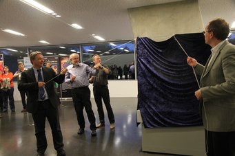 Die Enthüllung des neuen Exponats im Haus der Astronomie am 29. April 2014. Von links nach rechts: Michael Kramer, Norbert Junkes, Alex Kraus (alle MPIfR) und Markus Pössel (HdA). Die Enthüllung des neuen Exponats im Haus der Astronomie am 29. April 2014. Von links nach rechts: Michael Kramer, Norbert Junkes, Alex Kraus (alle MPIfR) und Markus Pössel (HdA).