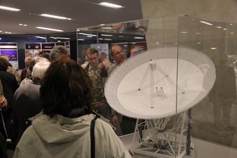 Das Modell des Radioteleskops Effelsberg im Foyer des Haus der Astronomie. Das Modell des Radioteleskops Effelsberg im Foyer des Haus der Astronomie.