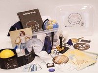 Der Inhalt von "Universe in a Box": mehr als 40 Aktivitäten rund um die Astronomie haben Platz in einer Box Der Inhalt von "Universe in a Box": mehr als 40 Aktivitäten rund um die Astronomie haben Platz in einer Box