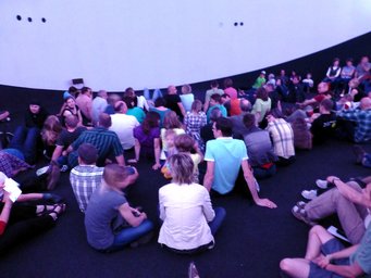 In der Werkskuppel, die üblicherweise zu Test- und Demonstrationszwecken dient, fanden an diesem Tag jeweils bis zu 200 Besucher Platz. In der Werkskuppel, die üblicherweise zu Test- und Demonstrationszwecken dient, fanden an diesem Tag jeweils bis zu 200 Besucher Platz.