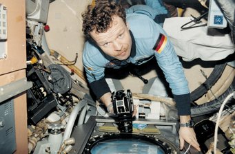 Ewald im Jahr 1997 auf der russischen Raumstation MIR Ewald im Jahr 1997 auf der russischen Raumstation MIR