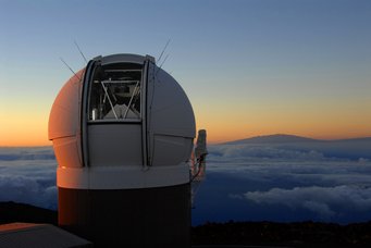 Die Kuppel des Pan-STARRS-Teleskops PS1 auf dem hawaiianischen Berg Haleakala in der Dämmerung. Die Kuppel des Pan-STARRS-Teleskops PS1 auf dem hawaiianischen Berg Haleakala in der Dämmerung.