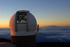 Die Kuppel des Pan-STARRS-Teleskops PS1 auf dem hawaiianischen Berg Haleakala in der Dämmerung.