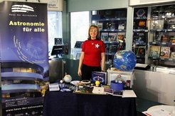 N. Fischer am Stand des Hauses der Astronomie