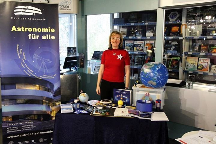 N. Fischer am Stand des Hauses der Astronomie