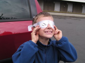 Mit einer Sonnenfinsternisbrille lässt sich eine Sonnenfinsternis gefahrlos beobachten. Mit einer Sonnenfinsternisbrille lässt sich eine Sonnenfinsternis gefahrlos beobachten.