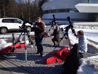 Mit viel Spaß und bei Sonnenschein beobachteten die Studenten tagsüber nicht nur den Mond sondern auch Sonnenflecken. Mit viel Spaß und bei Sonnenschein beobachteten die Studenten tagsüber nicht nur den Mond sondern auch Sonnenflecken.