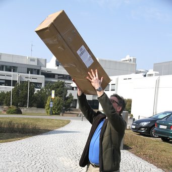 Abbildung 1: Mit einer Lochkamera lässt sich die partielle Bedeckung der Sonne sicher beobachten. Abbildung 1: Mit einer Lochkamera lässt sich die partielle Bedeckung der Sonne sicher beobachten.