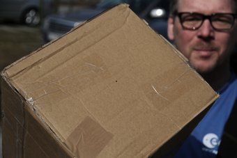 Abbildung 2: Das Loch kann man mit einer Reißzwecke oder Nähnadel stechen. Es sollte 1-2 mm groß sein; größere Löcher erzeugen ein etwas helleres aber unschärferes Bild. Abbildung 2: Das Loch kann man mit einer Reißzwecke oder Nähnadel stechen. Es sollte 1-2 mm groß sein; größere Löcher erzeugen ein etwas helleres aber unschärferes Bild.