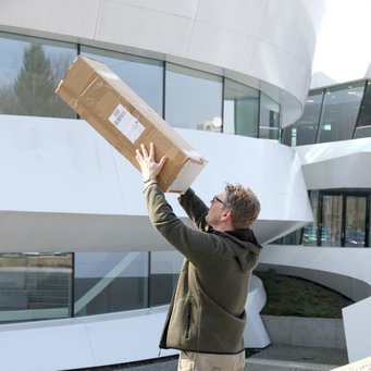 Abbildung 3: Vom anderen Ende, dem Loch gegenüber, kann die Sonnenscheibe dann auf einem (matten) Projektionsschirm beobachtet werden. Abbildung 3: Vom anderen Ende, dem Loch gegenüber, kann die Sonnenscheibe dann auf einem (matten) Projektionsschirm beobachtet werden.