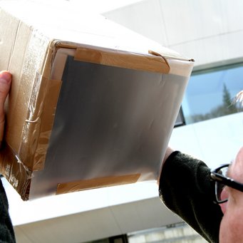 Abbildung 4: Auf der Projektionsfläche (Butterbrot- oder Seidenpapier - keine klare Folie, nur durchscheinend!) ist dann ein Sonnenscheibchen zu sehen. Abbildung 4: Auf der Projektionsfläche (Butterbrot- oder Seidenpapier - keine klare Folie, nur durchscheinend!) ist dann ein Sonnenscheibchen zu sehen.