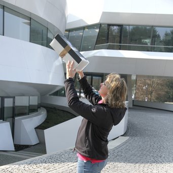 Abbildung 5: Eine kleine Version der Kamera lässt sich bereits aus einem Schuhkarton bauen. Abbildung 5: Eine kleine Version der Kamera lässt sich bereits aus einem Schuhkarton bauen.