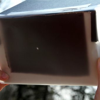 Abbildung 6: Eine kürzere Lochkamera erzeugt ein etwas helleres, aber kleineres Bild. Abbildung 6: Eine kürzere Lochkamera erzeugt ein etwas helleres, aber kleineres Bild.