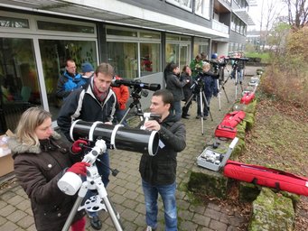 Praktische Übungen beim Fernrohrführerschein im November 2014 am Landesschulzentrum für Umwelterziehung. Praktische Übungen beim Fernrohrführerschein im November 2014 am Landesschulzentrum für Umwelterziehung.