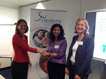 Dr. Àgueda Gras-Velázquez, Scientix Science Programme Manager, gratuliert Dr. Cecilia Scorza zum Scientix-Preis 2015. Dr. Àgueda Gras-Velázquez, Scientix Science Programme Manager, gratuliert Dr. Cecilia Scorza zum Scientix-Preis 2015.
