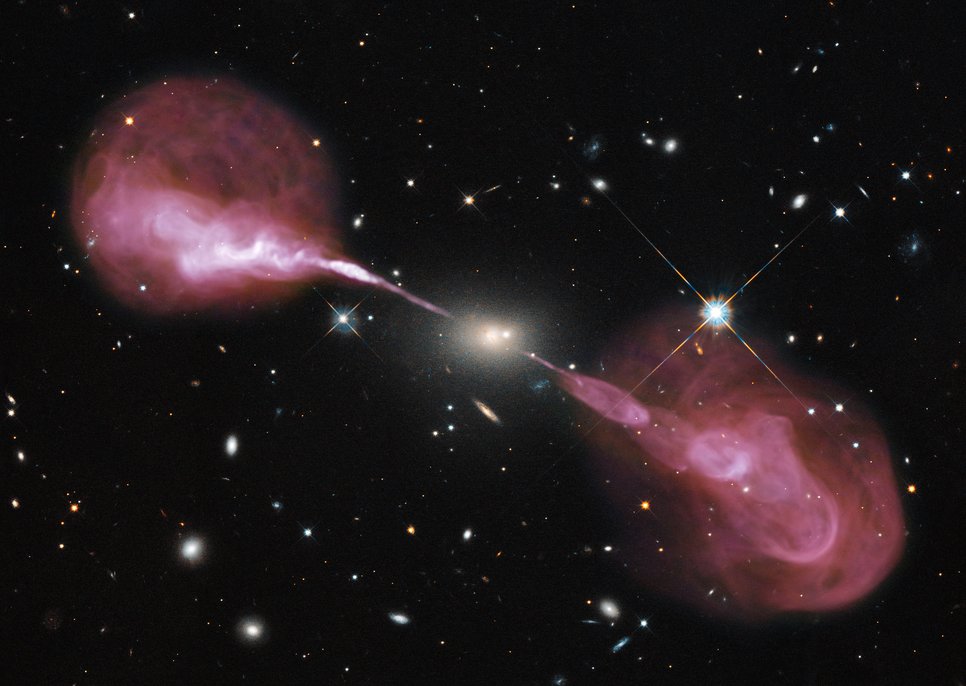 Hoher Energieausstoß, angetrieben durch ein zentrales Schwarzes Loch: Radiogalaxie Herkules A mit Jets.