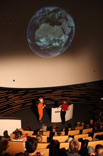 Der Nikolaus bei seiner Ankunft im Haus der Astronomie Der Nikolaus bei seiner Ankunft im Haus der Astronomie