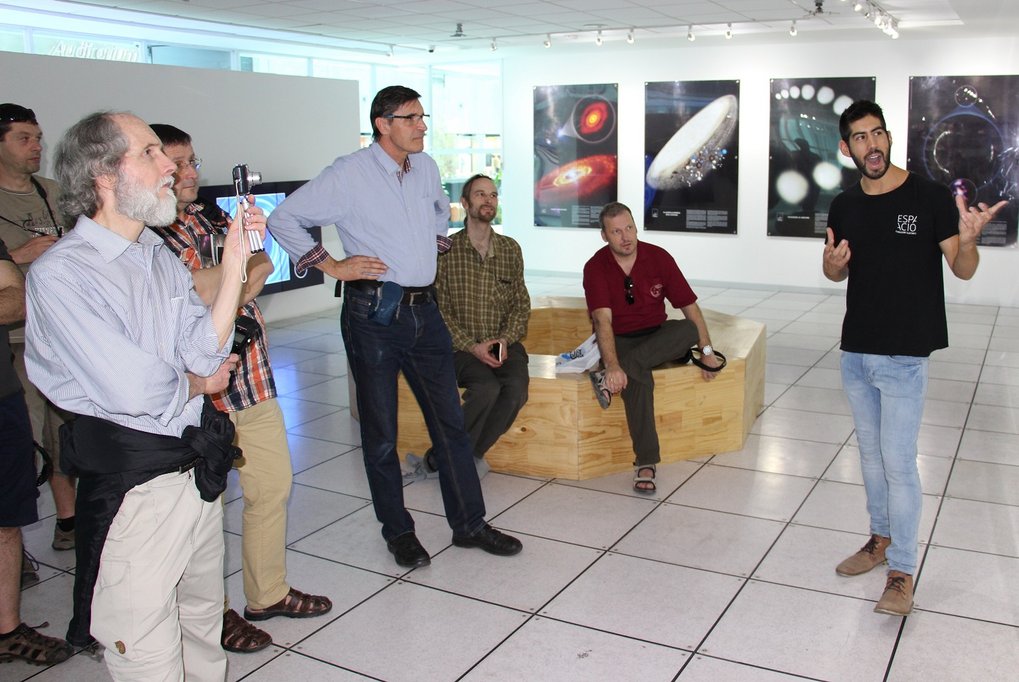 2.1.2016: Erstes Treffen von chilenischen und deutschen Netzwerklehrern, gemeinsamer Besuch der Ausstellung zu ALMA im Telefonica-Hochhaus in Santiago.