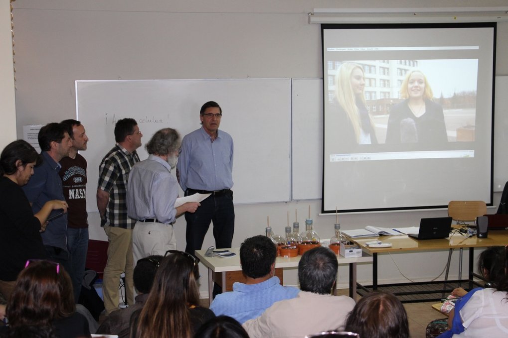 4.1.2016: Im ersten Programmpunkt der Fortbildung an der Universität Antofagasta stellen sich die deutschen Netzwerklehrer vor und werben für gemeinsame Projekte – z. B. mittels eines „Werbefilms“ mit Spanisch sprechenden Schülerinnen.