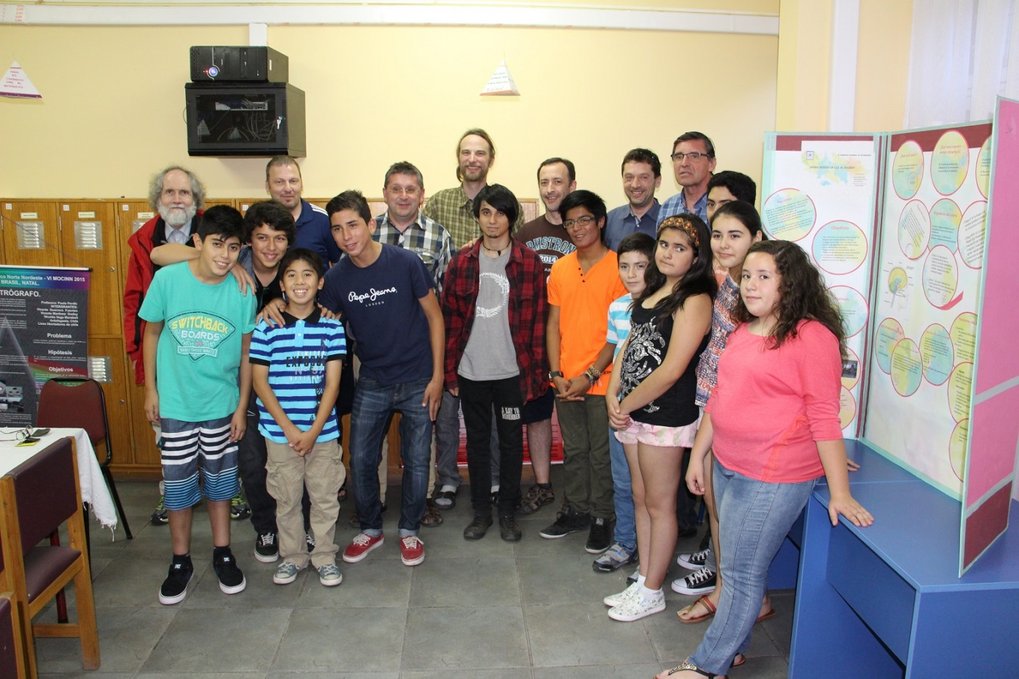 4.1.2016: Die deutschen Netzwerklehrer besuchen in Antofagasta die Schule von Vilma Tapia (im chilenichen Lehrernetzwerk die Koordinatorin für die Region Antofagasta. Schüler stellen dabei ihre Astronomieprojekte vor (in Englisch). Das Foto zeigt die deutschen Netzwerklehrer gemeinsam mit astronomiebegeisterten chilenischen Schülern der Schule.