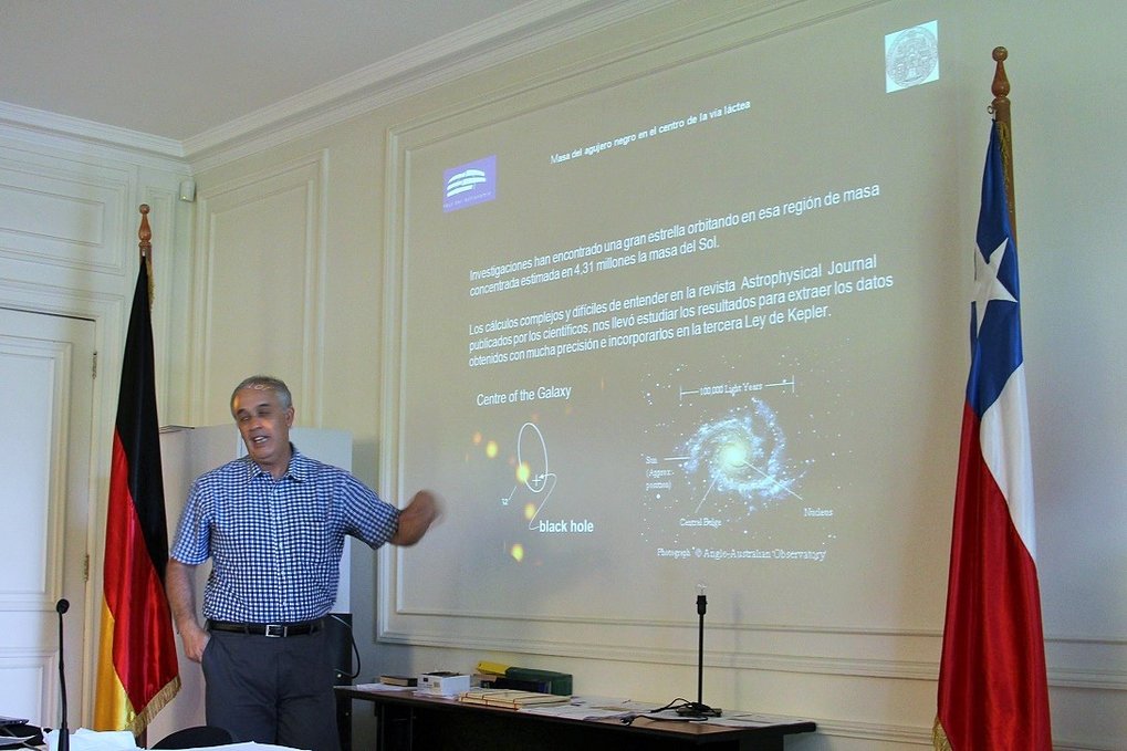 14.1.2016: Fortbildung für Oberschullehrer. Am Vormittag hörten die Lehrer von einem chilenischen Astronomen (Dr. Juan Carlos Beamin) u. a. auch etwas über die Untersuchung des supermassiven Schwarzen Lochs im Zentrum der Galaxis mit Hilfe von Teleskopen, die in Chile stehen; am Nachmittag lernten sie, wie man dieses Thema in der Schule einbringen kann, wobei Bildungsmaterialien des Hauses der Astronomie zum Einsatz kamen.