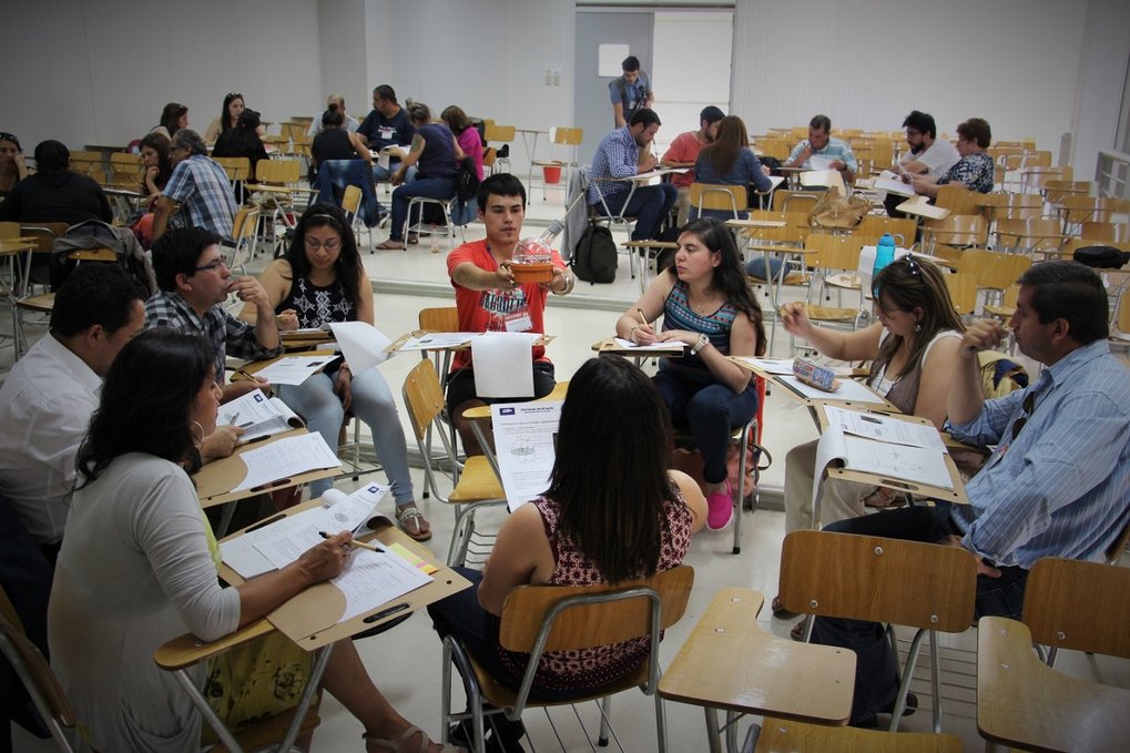 18.1.2016: Fortbildung an der Universität Concepcion. In einem von 3 parallel  laufenden Workshops wurde der Flaschenglobus thematisiert.