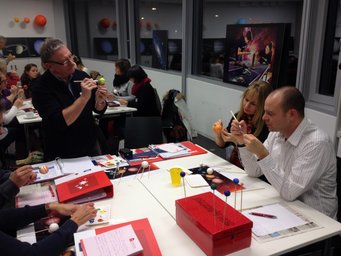 Auf zu den Sternen: Astronomische Grundbegriffe kennenlernen und gleich die passenden Unterrichtsmaterialien dazu selbst herstellen, das können Mannheimer Lehrkräfte ab April im Planetarium Mannheim in einer kostenlosen Fortbildungsreihe der Heidelberger Forscherstation in Kooperation mit dem Haus der Astronomie. Auf zu den Sternen: Astronomische Grundbegriffe kennenlernen und gleich die passenden Unterrichtsmaterialien dazu selbst herstellen, das können Mannheimer Lehrkräfte ab April im Planetarium Mannheim in einer kostenlosen Fortbildungsreihe der Heidelberger Forscherstation in Kooperation mit dem Haus der Astronomie.