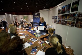 10 Lehrerinnen auf einer Reise zum Mond. 10 Lehrerinnen auf einer Reise zum Mond.