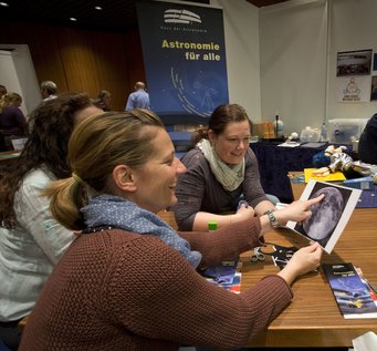 Erstaunt betrachteten die Lehrerinnen die Mondoberfläche: neben dem „Mann im Mond“ gab es dort auch ein Krokodil, einen Hase und eine Katze zu sehen. Erstaunt betrachteten die Lehrerinnen die Mondoberfläche: neben dem „Mann im Mond“ gab es dort auch ein Krokodil, einen Hase und eine Katze zu sehen.