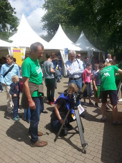 Die Besucher erfreuen sich an einem Blick auf die Sonne.