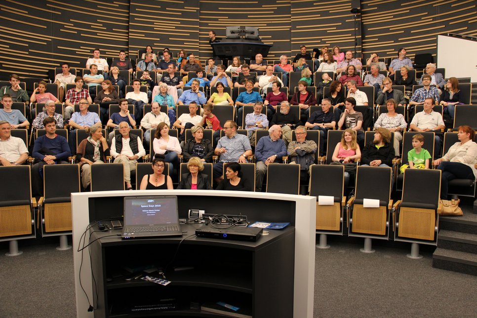 Ausverkaufter Hörsaal im Haus der Astronomie bei der Vorführung von "Der Marsianer".