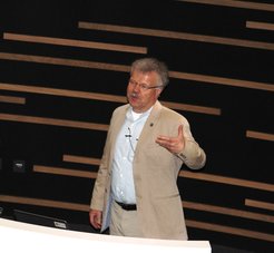 ESA-Astronaut Dr. Reinhold Ewald erläutert die Geschichte und die Zukunft der bemannten Raumfahrt.