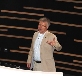 ESA-Astronaut Dr. Reinhold Ewald erläutert die Geschichte und die Zukunft der bemannten Raumfahrt. ESA-Astronaut Dr. Reinhold Ewald erläutert die Geschichte und die Zukunft der bemannten Raumfahrt.