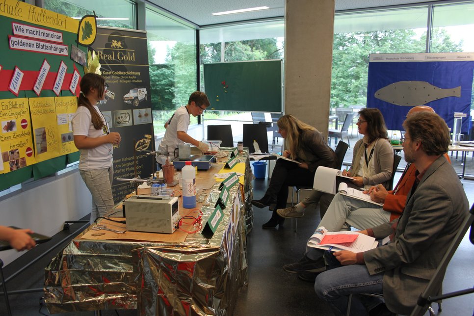 Schüler erklären ihre Ideen der Jury.