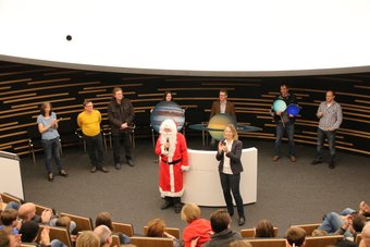 Der Weihnachtsmann hat mit Hilfe der Kinder einen neuen Wohnort gefunden, Der Weihnachtsmann hat mit Hilfe der Kinder einen neuen Wohnort gefunden,