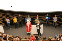 Der Weihnachtsmann hat mit Hilfe der Kinder einen neuen Wohnort gefunden,