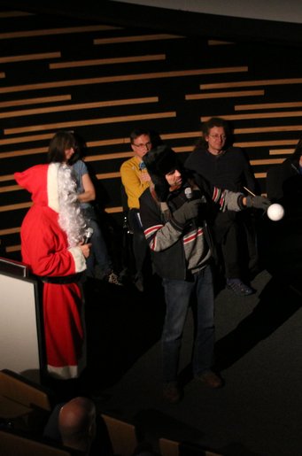 Zur Erkundung des kalten Uranus hat sich der Experte warm angezogen. Zur Erkundung des kalten Uranus hat sich der Experte warm angezogen.