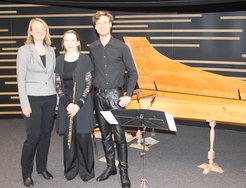 Das Ensemble Blue Planet Music mit Roswitha Meyer (Querflöte) und Tilman Albrecht (Cembalo) mit Natalie Fischer (Planetarium) vom Haus der Astronomie nach dem Konzert.