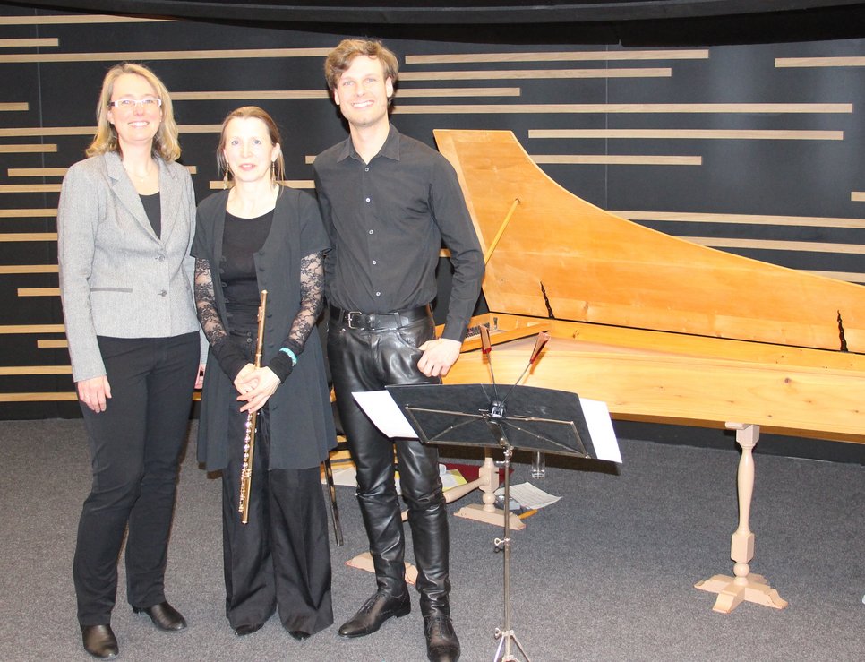 Das Ensemble Blue Planet Music mit Roswitha Meyer (Querflöte) und Tilman Albrecht (Cembalo) mit Natalie Fischer (Planetarium) vom Haus der Astronomie nach dem Konzert.