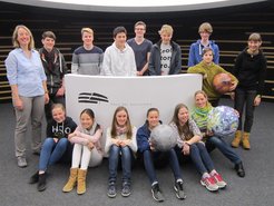 Die Teilnehmer des ersten Workshops Alien Worlds – World´s Aliens mit zwei ihrer Betreuerinnen N. Schaller (unten rechts) und N. Fischer (links).