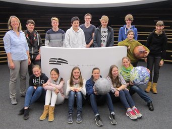 Die Teilnehmer des ersten Workshops Alien Worlds – World´s Aliens mit zwei ihrer Betreuerinnen N. Schaller (unten rechts) und N. Fischer (links). Die Teilnehmer des ersten Workshops Alien Worlds – World´s Aliens mit zwei ihrer Betreuerinnen N. Schaller (unten rechts) und N. Fischer (links).