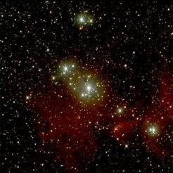 Farbbild des offenen Sternhaufens IC 2944, aufgenommen von Teilnehmerinnen des Girls' Day 2017 am Haus der Astronomie mit einem per Internet fernsteuerbaren Teleskop des Las Cumbres Observatory.