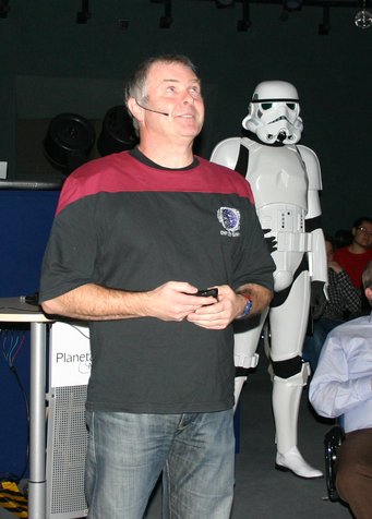 Sci-Fi-Technikexperte Hubert Zitt wirft mit uns am Abenteuer-Weltraum-Tag einen Blick hinter die Kulissen der Physik bei Star Wars. Sci-Fi-Technikexperte Hubert Zitt wirft mit uns am Abenteuer-Weltraum-Tag einen Blick hinter die Kulissen der Physik bei Star Wars.