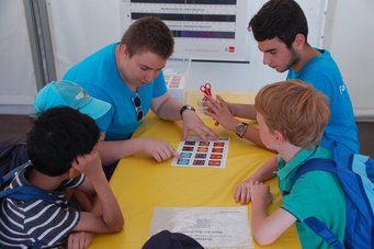 Schüler der Konrad-Duden-Realschule erkären das Memory. Schüler der Konrad-Duden-Realschule erkären das Memory.