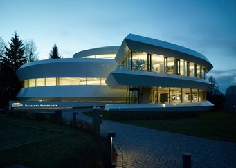 Das Haus der Astronomie beherbergt neben einer kleinen Ausstellung im Eingangsbereich auch zwei Seminarräume und das Auditorium mit 100 Sitzplätzen, sowie die Büros der Mitarbeiter und die Redaktion der Zeitschrift Sterne und Weltraum. Das Haus der Astronomie beherbergt neben einer kleinen Ausstellung im Eingangsbereich auch zwei Seminarräume und das Auditorium mit 100 Sitzplätzen, sowie die Büros der Mitarbeiter und die Redaktion der Zeitschrift Sterne und Weltraum.