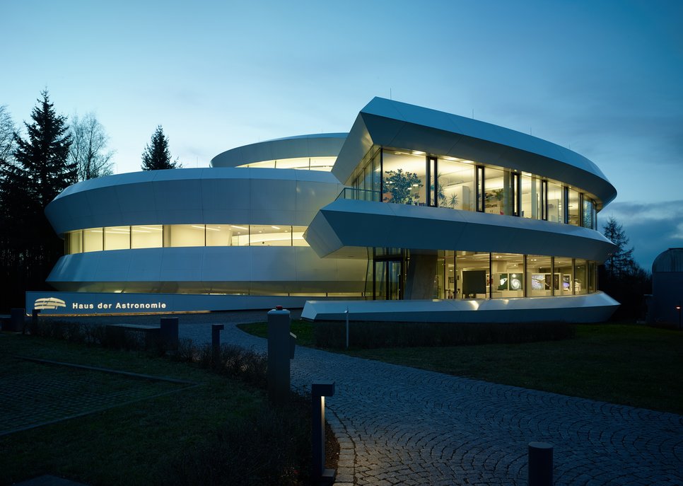 Das Haus der Astronomie beherbergt neben einer kleinen Ausstellung im Eingangsbereich auch zwei Seminarräume und das Auditorium mit 100 Sitzplätzen, sowie die Büros der Mitarbeiter und die Redaktion der Zeitschrift Sterne und Weltraum.