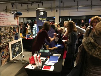 Der Stand vom Haus der Astronomie: hier ging es um das Thema Sternbilder Der Stand vom Haus der Astronomie: hier ging es um das Thema Sternbilder
