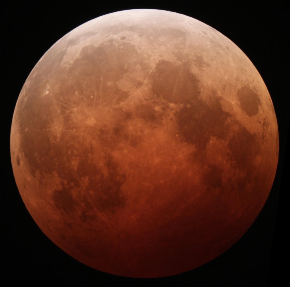 Blick auf den Mond während einer totalen Monfinsternis. Die Erde blockiert das Sonnenlicht nicht völlig. Ein kleiner Teil wird wie während eines Sonnenuntergangs durch die Erdatmosphäre auf den Mond gelenkt. Dieses Licht lässt den Mond rötlich erscheinen. Dieses Phänomen nennt man auch Blutmond.